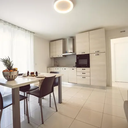 Aurea Attico Con Jacuzzi E Vista Mare Lignano Линьяно-Саббьядоро